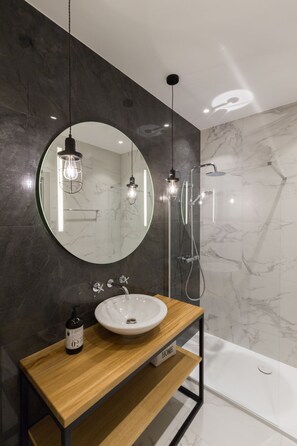 Apartamento luxo, 2 camas Queen (Stara Stocznia 4) | Banheiro | Chuveiro, produtos de toalete grátis, secador de cabelo 