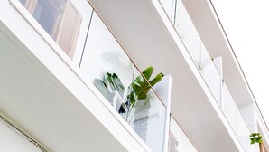Un interior moderno con paredes blancas y ventanas amplias que dejan entrar la luz natural.