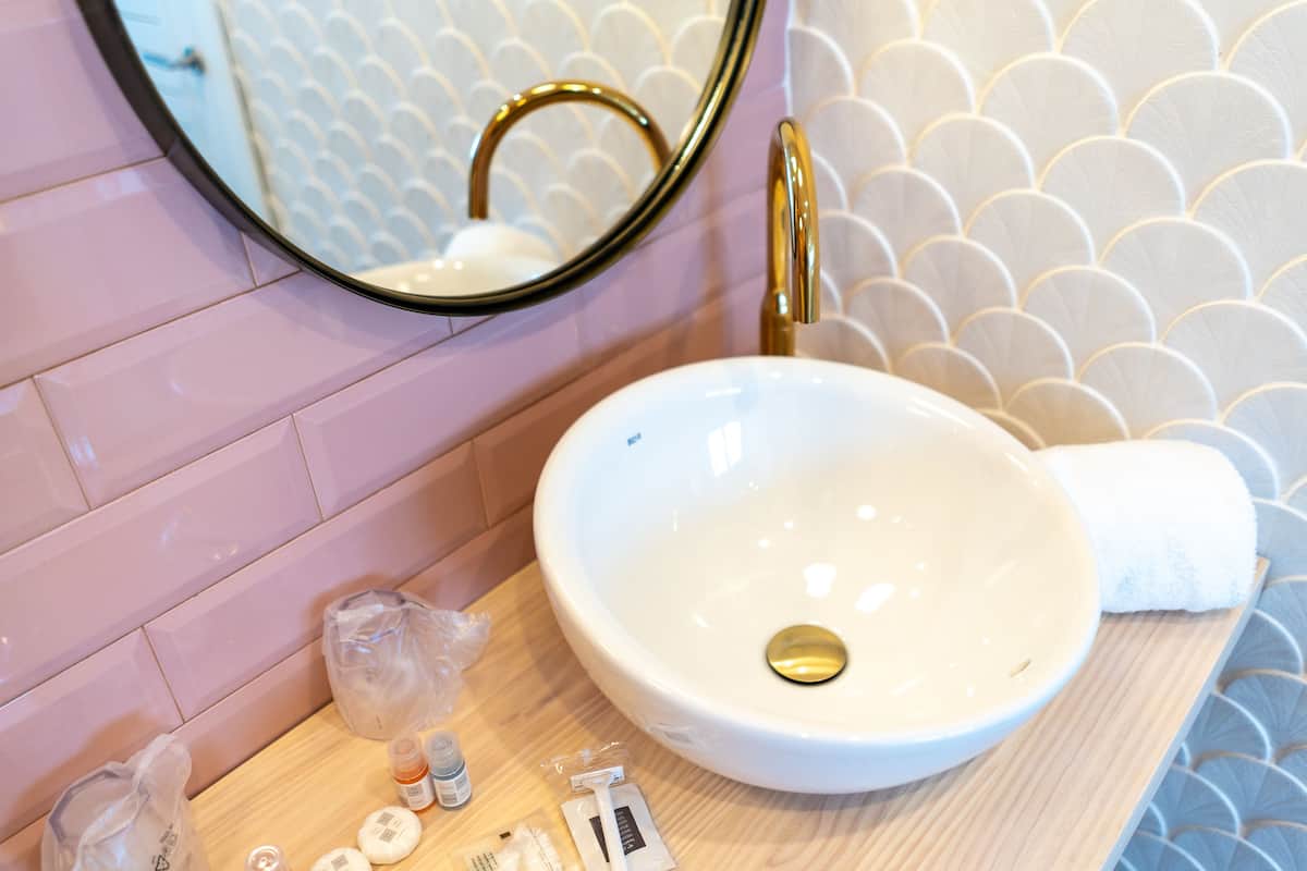 deluxe double room, beach view | bathroom | shower, free toiletries, hair dryer, towels