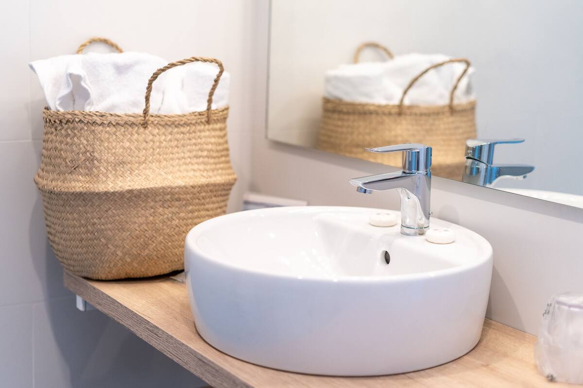 basic double room, balcony, city view | bathroom | shower, free toiletries, hair dryer, towels