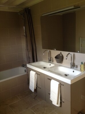 Quadruple Room (La dependance  ) | Bathroom | Free toiletries, hair dryer, towels - L'auberge du Mont (Le Breuil-en-Auge)