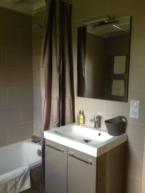 Condo (Le verger) | Bathroom | Free toiletries, hair dryer, towels