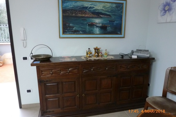 Check-in/check-out kiosk