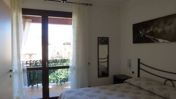 Double Room, Terrace | Individually decorated, individually furnished, desk, blackout drapes