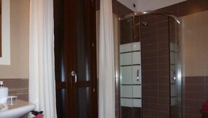 Shower, rainfall showerhead, free toiletries, hair dryer - Emozioni d'Estate (Pula)