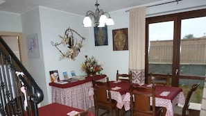 Tägliches inbegriffenes kontinentales Frühstück
