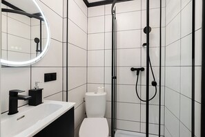 Shower, hair dryer, towels, soap - UNIT Short Rent Apartment by Warsaw Metro Station (Warsaw)
