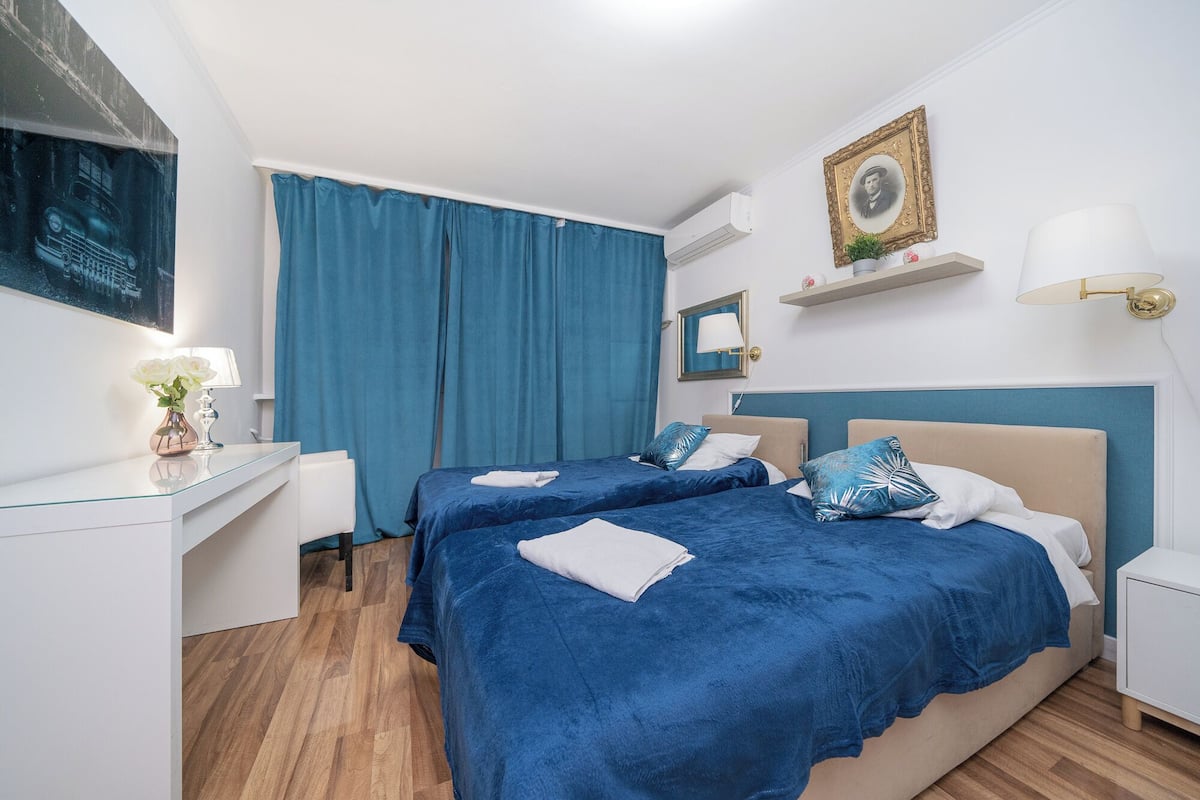 Iron/ironing board, free WiFi, bed sheets