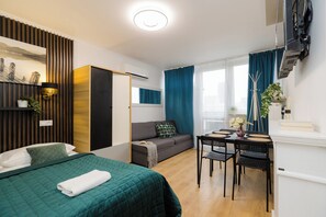 Tabla de planchar con plancha, wifi gratis y ropa de cama