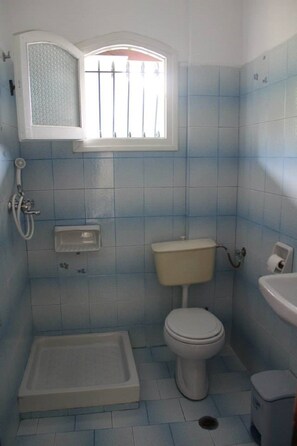 Studio | Bathroom | Shower, towels - Natasa & Spyros Villa Apartments (Corfu)