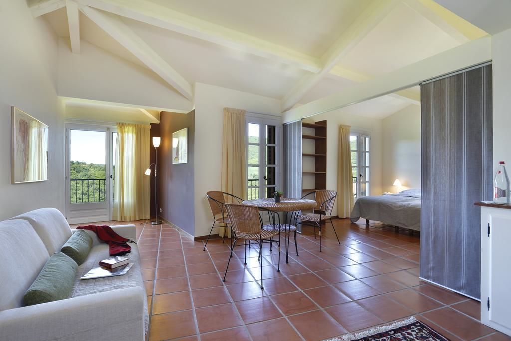 suite, ensuite | living area