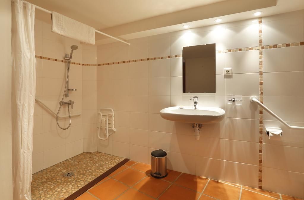 suite, ensuite | bathroom | shower, free toiletries, towels