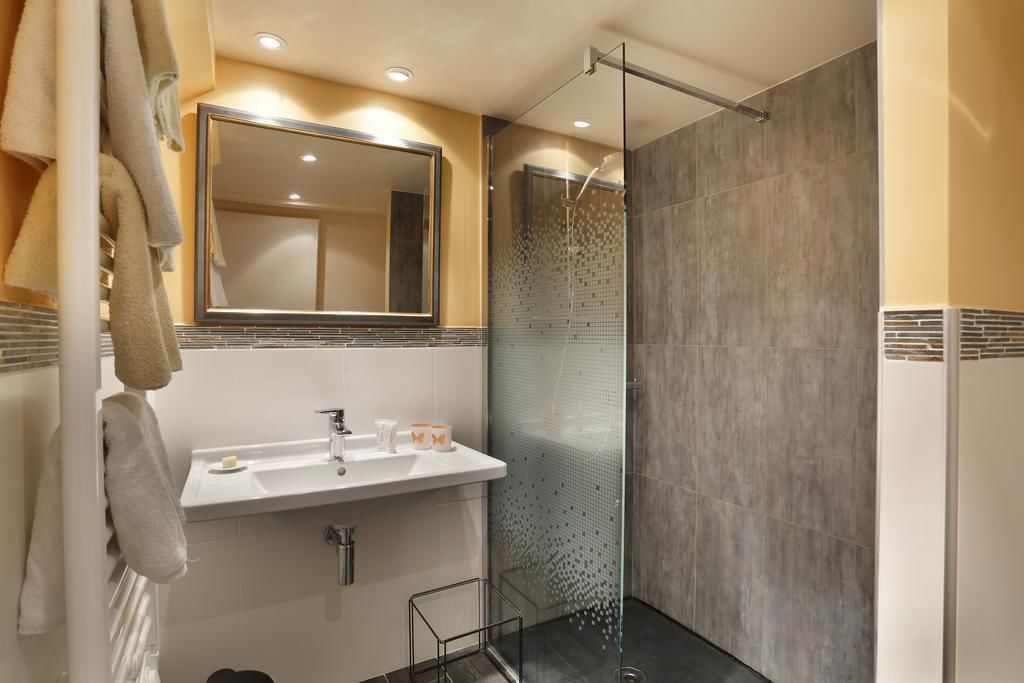 suite, ensuite | bathroom | shower, free toiletries, towels