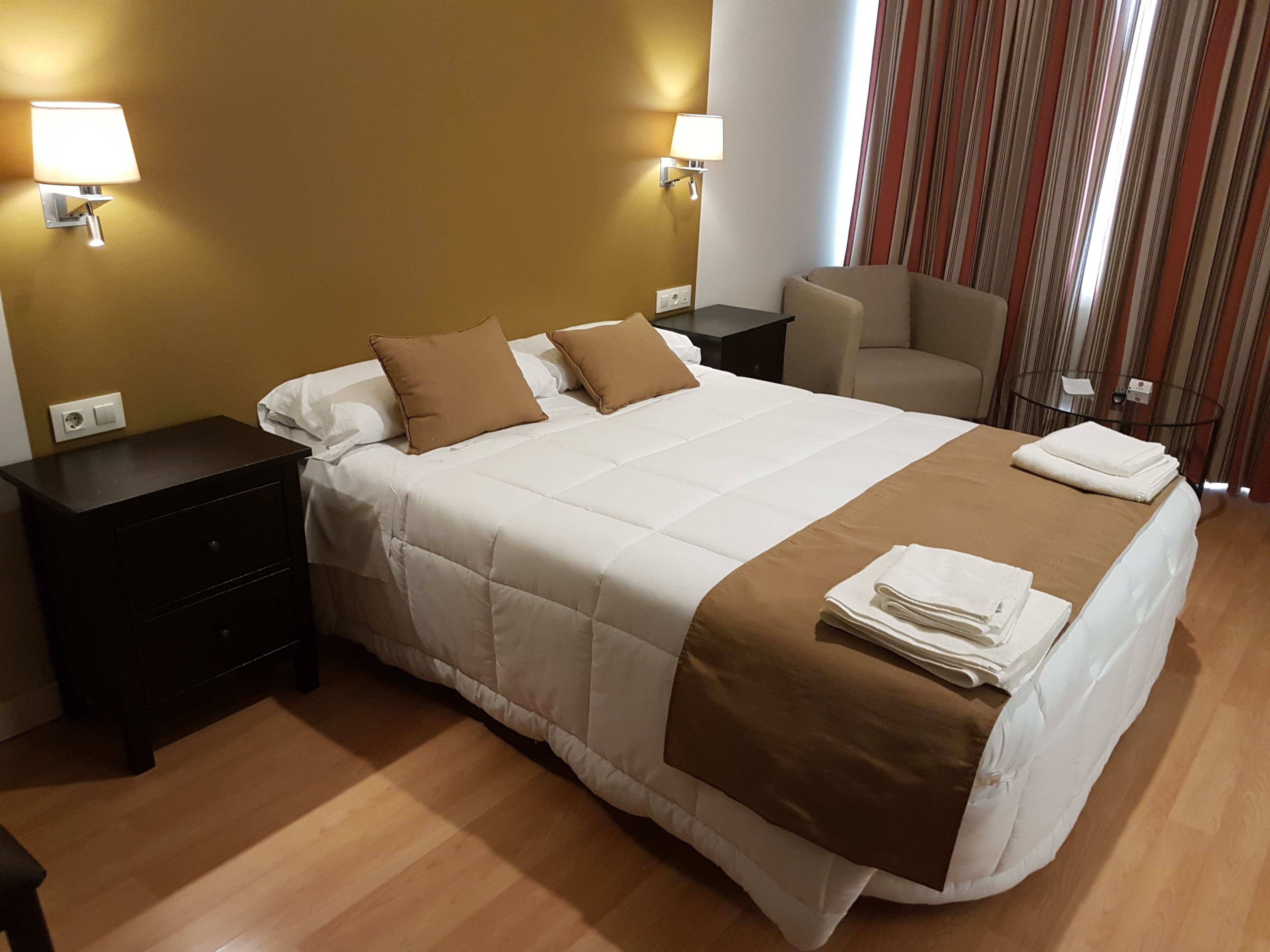 Habitación doble | Cortinas opacas, tabla de planchar con plancha, wifi gratis