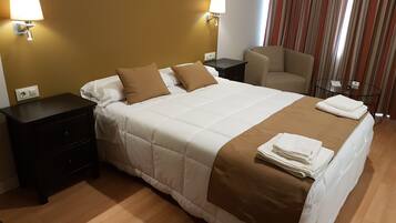 Habitación doble | Cortinas opacas, tabla de planchar con plancha, wifi gratis