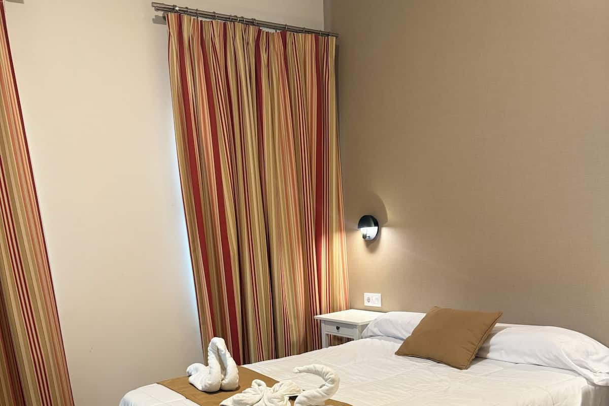 Habitación doble | Cortinas blackout, tabla de planchar con plancha y wifi gratis