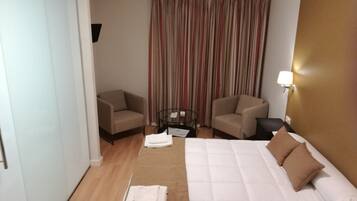 Cortines opaques, planxa i posts de planxar i wifi gratuïta