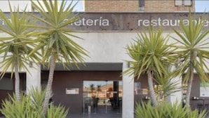 A building with a sign indicating it is a hotel, restaurant, and petaria. - Hotel Moya (Navalmoral de la Mata)