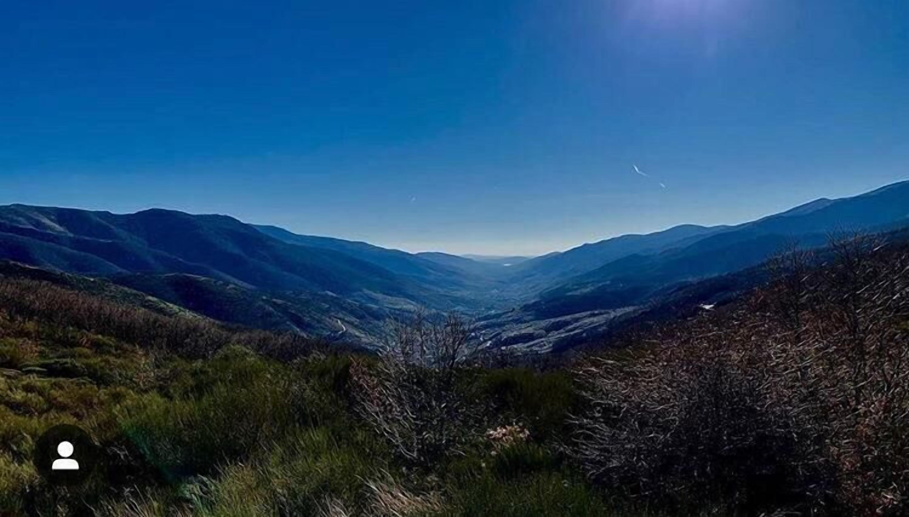 Un paisaje montañoso con un valle.