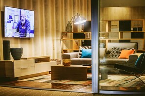 Villa, 3 Schlafzimmer, eigener Pool, Meerblick | Wohnzimmer | Flachbildfernseher