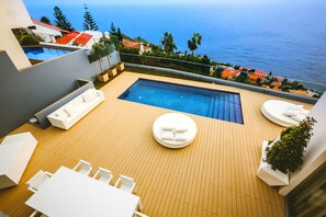 Kolam renang outdoor, dengan payung kolam renang dan kursi berjemur