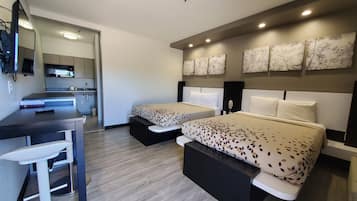 Escritorio, cortinas blackout, wifi gratis y ropa de cama