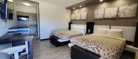 Escritorio, cortinas blackout, wifi gratis y ropa de cama