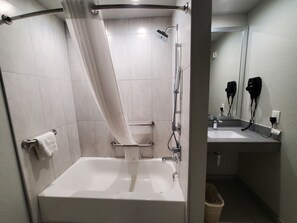 Standaard kamer, 2 queensize bedden, toegankelijk voor mindervaliden | Badkamer | Een bad/douchecombinatie, een diep bad, handdoeken