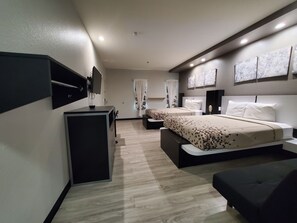 Rom – standard, 2 queensize-senger, tilgjengelighetstilpasset | Skrivebord, blendingsgardiner, wi-fi (inkludert) og sengetøy