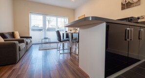 Casa, 2 habitaciones | Sala de estar | Televisión de pantalla plana 