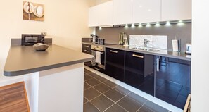 House, 2 Bedrooms | Microwave - Heron House Apartment (Reading)