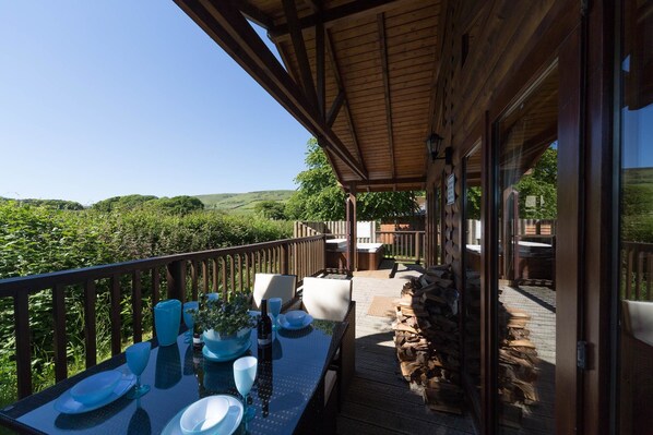 BBQ/picnic Area - Herston Log Cabins and Holiday Lodges (Swanage)