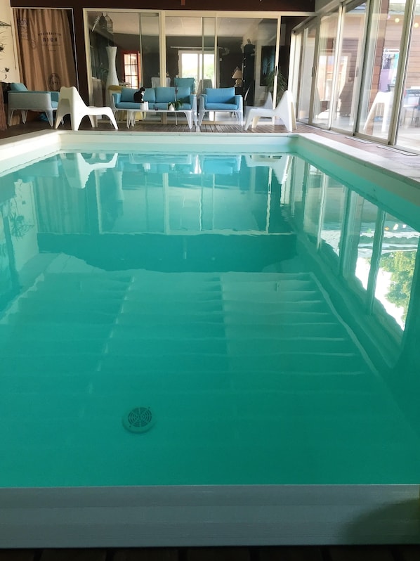 Piscine couverte, chaises longues