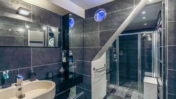 Kostenlose Toilettenartikel, Haartrockner, Bademäntel, Handtücher