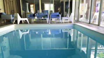 Inomhuspool och solstolar
