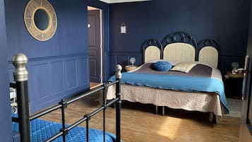 Decoración personalizada, muebles diferentes y cortinas blackout