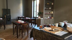 Free daily local cuisine breakfast - La Maison de Famille (Boen)
