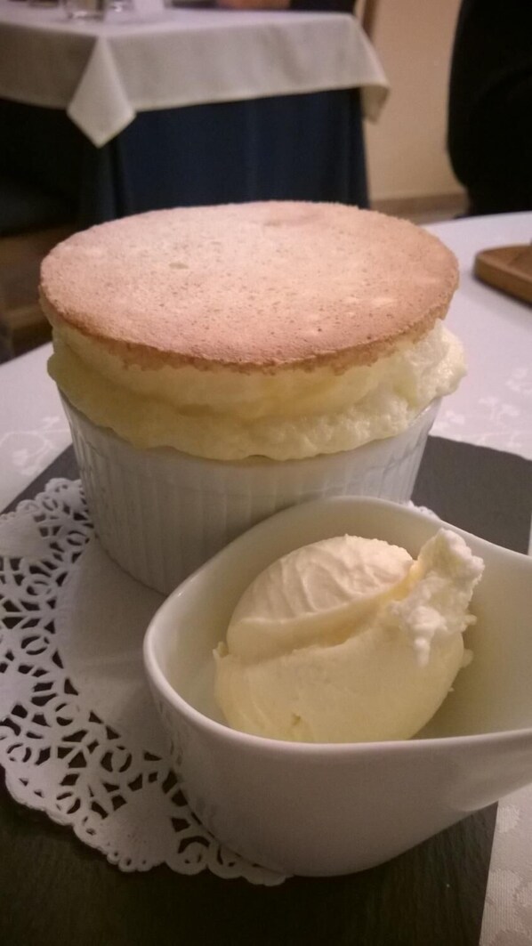 A dessert with a cake and ice cream on a table. - Hôtel Auberge de la Loire (Mauges-sur-Loire)