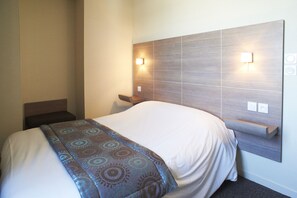 商务双人房 | 客房内保险箱、办公桌、隔音、熨斗/熨衣板