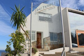 Vista frontal de la propiedad