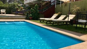 Outdoor pool, pool loungers - Dei Templi Apart Hotel (Vina del Mar)