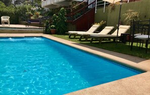 Piscine extérieure, chaises longues