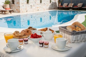 Daily buffet breakfast for a fee - Anna Platanou Hotel (Paros)
