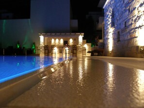 Seasonal outdoor pool, pool umbrellas, sun loungers - Anna Platanou Hotel (Paros)
