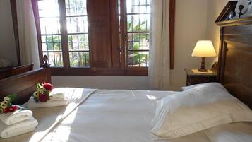 Standaard tweepersoonskamer (La Pinada) | Een kluis op de kamer, gratis wifi, beddengoed