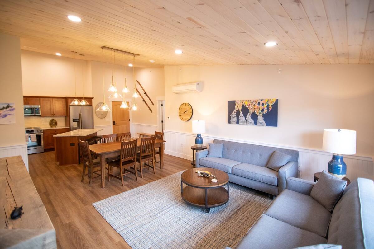 Condo, 2 phòng ngủ, cạnh núi (2202) | Bàn ủi/dụng cụ ủi quần áo, truy cập Internet không dây miễn phí 
