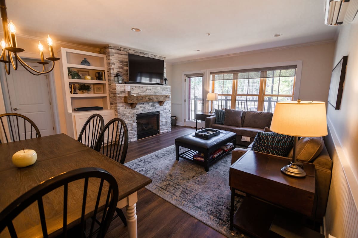 Condo, 3 Bedrooms, Mountainside (1205) | Living room | 40-inch flat-screen TV with cable channels, TV, streaming services