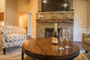 40-inch flat-screen TV with cable channels, TV, streaming services - Cranmore Condominium Lodging (North Conway)