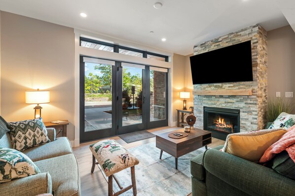 Condo, 2 Bedroom Mountainside(154) | Living room | 40-inch flat-screen TV with cable channels, TV, streaming services - Cranmore Condominium Lodging (North Conway)