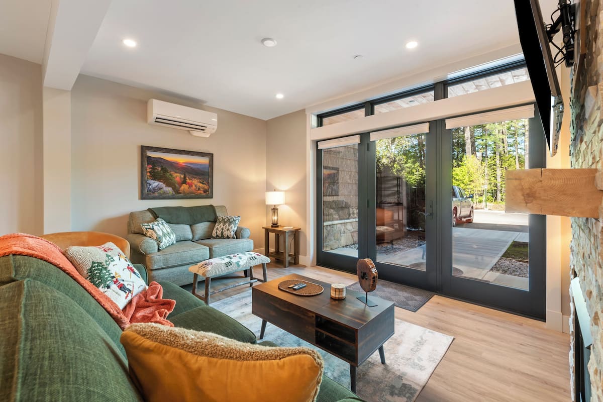 Condo, 2 Bedroom Mountainside(154) | Living area | 40-inch flat-screen TV with cable channels, TV, streaming services